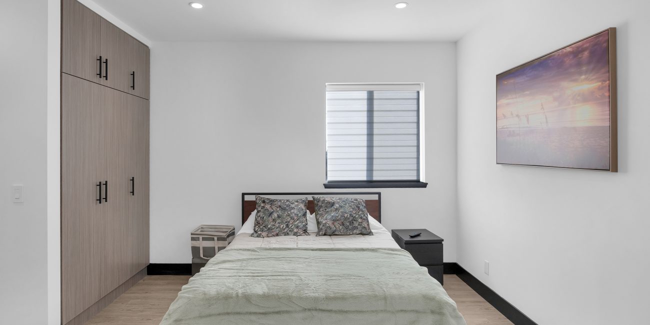A single bed in a bedroom at Uplift Recovery Center